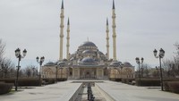 Namanya Masjid Akhmad Kadyrov, di Grozny, Chechnya, Rusia. Masjid Akhmad Kadyrov sudah mulai dikerjakan pada akhir tahun 1990-an. (iStock)