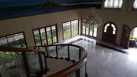 Rumah Fuad Amin ini terdiri dua lantai. Terlihat ada tangga melingkar hingga lampu gantung di rumah tersebut. (Foto: Dok. KPK)