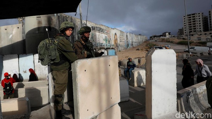 Tentara Israel bersiaga di sekitar warga Palestina yang tengah melaksanakan salat Jumat di area sekitar Masjid Al-Aqsa. Seperti apa penampakannya?
