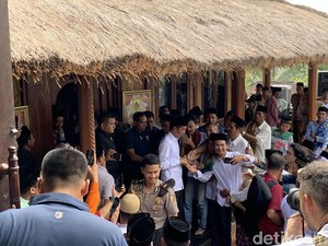 Jokowi Salat Jumat di Dusun Sasak Sade Lombok, Warga Antre Salaman