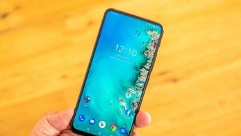 Mengusung panel IPS LCD dengan ukuran 6,4 inch, resolusi Full HD+ dan rasio screen to body mencapai 92%. Asus melindungi layarnya dengan kaca Gorilla Glass 6. Foto: GSM Arena