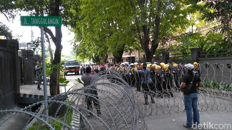 Aksi Bela Kedaulatan Rakyat, Kawat Berduri Dipasang di Bawaslu Jatim Aksi Bela Kedaulatan Rakyat, Kawat Berduri Dipasang di Bawaslu Jatim
