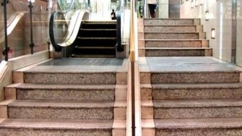 Eskalator terpendek di dunia di Kawasaki, Jepang. Anak tangga eskalator ini cuma lima. Entah bagi siapa eskalator ini ditujukan. Yang jelas, Guinness Book of Records mencatatnya sebagai rekor eskalator terpendek di dunia. Foto: via Brainberries