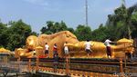 Jelang Waisak, Patung Budha Tidur Raksasa Dimandikan