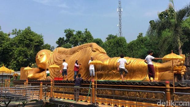 Jelang Waisak umat Budha di Mojokerto mulai melakukan berbagai persiapan. Salah satunya memandikan patung Budha tidur Raksasa di Maha Vihara Mojopahit.