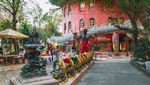 Foto: Vihara Merah Muda yang Dililit Naga di Thailand