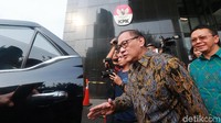 Agus memasuki mobil untuk meninggalkan gedung KPK.