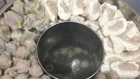 Aneka bakso buat bakwan Malang, ada bakso halus, bakso urat, bakso tahu dan pangsit rebus. Foto : Instagram @kardiovskuliner