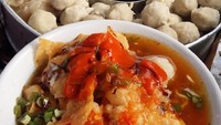 Saus yang merah asam jangan lupa ditambahkan. Bakwan Malang jadi makin gurih, pedas dan asam. Yummy! Foto : Instagram @moms_mels