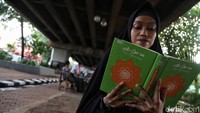 Mereka tampak khusyuk membaca Alquran.