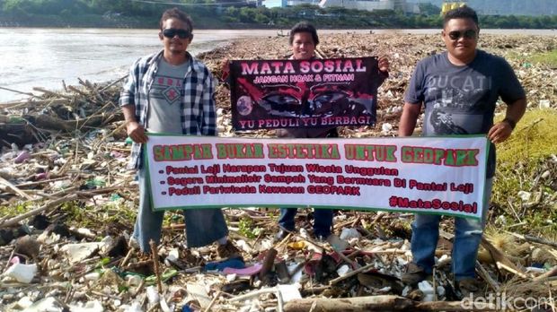 Miris, Tumpukan Sampah Kotori Pantai Loji Geopark Ciletuh Palabuhanratu