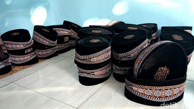 Peci buatan pengrajin Kebumen. 