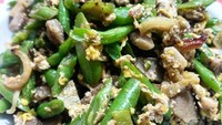 Ditambah dengan potongan bakso, orak-arik buncis enak juga jadi menu santap sahur. Foto: Instagram@nitasajah