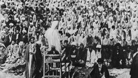 Foto ini diambil pada tahun 1908 saat umat Muslim dari seluruh dunia nampak khusyuk beribadah di sekitar Kabah, Mekkah. Hulton Archive/Getty Images.
