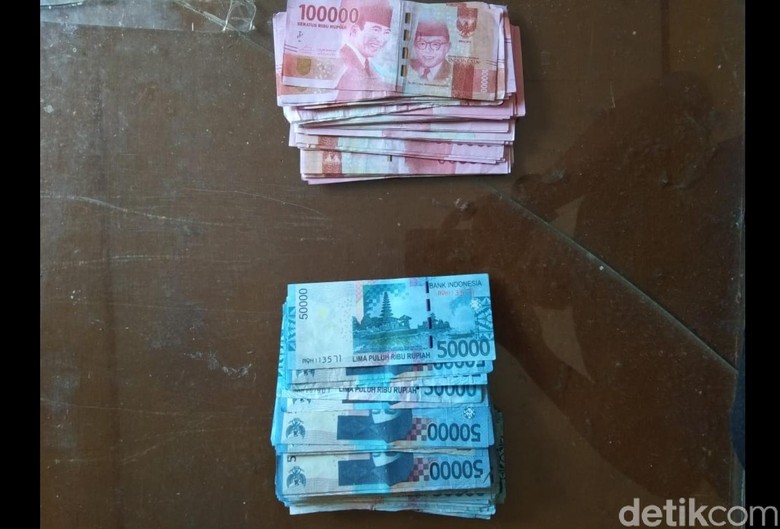 Polisi Amankan Pria yang Sebar Zakat Pakai Uang Palsu di Sukabumi Polisi Amankan Pria yang Sebar Zakat Pakai Uang Palsu di Sukabumi