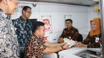 Deputi BI dan Sekda DKI Cek Penukaran Uang di Monas