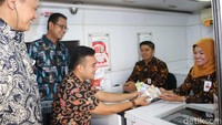 Bank DKI juga turut memberikan pelayanan kas keliling dan menyediakan uang rupiah pecahan kecil kepada masyarakat umum menjelang Hari Raya Idul Fitri 1440 H di Lapangan Parkir IRTI, Monas hingga tanggal 29 Mei 2019.