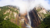 Jika kita berada di dasar air terjun, dan melihat ke atas terlihat gumpalan awan putih di langir biru mengelilingi air terjun. Serasa menatap khayangan! (iStock)