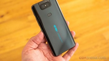 Bagian belakang terbuat dari kaca dan terdapat sensor sidik jari. Foto: GSM Arena