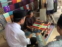 Jokowi Borong Kain Tenun Lombok dan Saksikan Tarung Peresean
