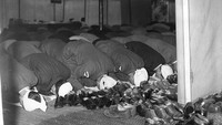 Umat Muslim di Inggris melaksanakan salat Idul Fitri usai menjalankan puasa selama 30 hari di bulan suci Ramadhan. Douglas Miller/Getty Images.