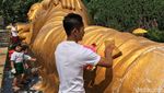 Jelang Waisak, Patung Budha Tidur Raksasa Dimandikan