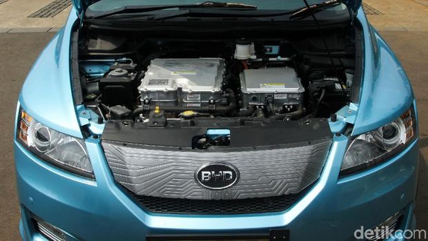 Dibalik kap mesin BYD e6, Taksi listrik bluebird