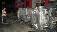 Akibat peristiwa kerusuhan yang dilakukan para narapidana di Lapas tersebut mengakibatkan tiga mobil dan dua sepeda motor petugas rusak terbakar dan ratusan napi melarikan diri. ANTARA FOTO/Irsan Mulyadi.
