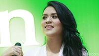 Raisa sempat vakum usai melahirkan putri cantiknya, Zalina yang kini berusia 3 bulan. Ia pun mengaku sudah menyiapkan banyak lagu untuk anaknya itu. Foto: Palevi S/detikFoto