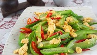Orak-arik yang satu ini dipadukan dengan labu siam kecil dan irisan cabai merah. Dalam satu sajian sudah ada sayur dan protein hewani ya. Foto: Instagram@doctordailykicthen