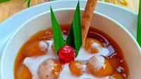 Ciri khas kolak biji salak adalah teksturnya yang kenyal karena dibuat dari tepung sagu. Kolak ini makin enak saat disiram kuah santan dan gula merah. Foto: Instagram ifaricha