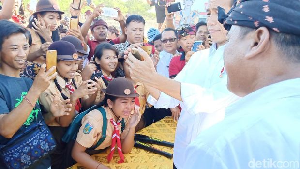 Tika Siswi SD yang selfie bareng Jokowi di Bali