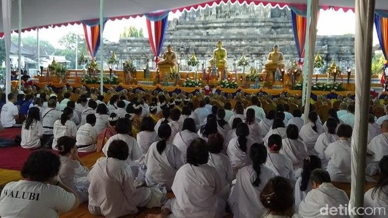 Api Dharma dan Air Berkah Waisak Disemayamkan di Candi Mendut Api Dharma dan Air Berkah Waisak Disemayamkan di Candi Mendut
