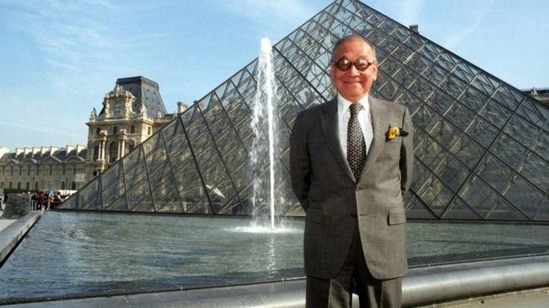 I M Pei di depan landmark karyanya, Piramida Louvre di Paris (AFP) I M Pei di depan landmark karyanya, Piramida Louvre di Paris (AFP)