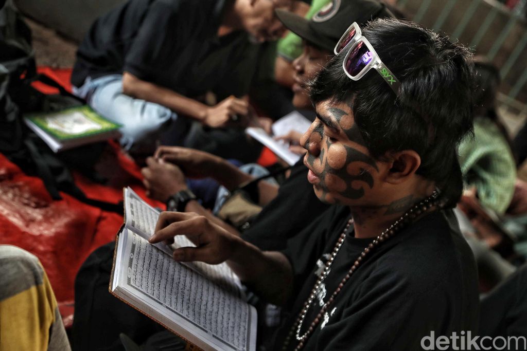 Anak-anak punk memanfaatkan momentum ramadhan untuk mendekatkan diri kepada Allah SWT. Mereka belajar mengaji di kolong tol Tebet, Jakarta, Jumat (17/5/2019). Mereka mengaji dengan dibimbing relawan dari komunitas Tasawuf Underground.