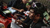 Anak-anak punk itu mengaji dengan dibimbing relawan dari komunitas Tasawuf Underground.
