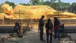 Jelang Waisak, Patung Budha Tidur Raksasa Dimandikan