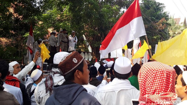 Demo di Bawaslu Jatim, Forum Umat Islam Ingatkan Soal Akhirat Demo di Bawaslu Jatim, Forum Umat Islam Ingatkan Soal Akhirat