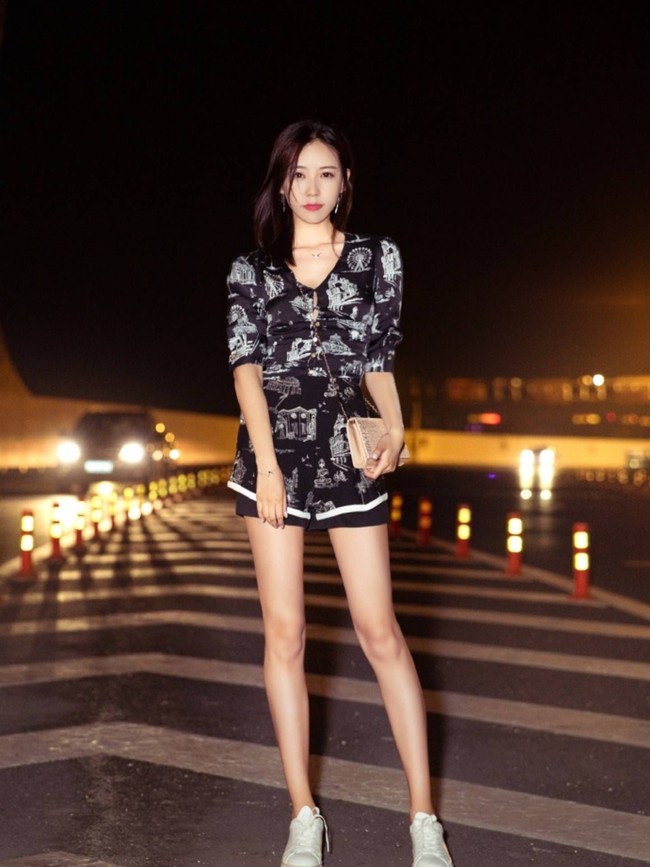 Saat dia akhirnya tahu ternyata dirinya dituding membuat malu China karena sampai diusir dari red carpet, Shi Yanfei memberikan klarifikasinya. Aku merasa setiap aktor atau aktris yang memiliki kesempatan untuk berada di karpet merah Cannes akan merasa sangat senang sekaligus grogi, katanya. (Saat itu) mereka terus memanggil-manggil untuk meminta foto. Saat seorang staff Cannes mendatangiku, aku tidak bisa mendengar kata-kata yang diucapkannya. Sampai sekarang aku tak yakin apakah mereka mengusirku atau tidak, tambah aktris 32 tahun itu. Foto: Instagram