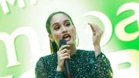 Wah, kira-kira seperti apa ya single terbaru Cinta Laura? Pool/Palevi S/detikFoto.