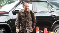 Agus nampak mengenakan batik dan langsung menuju lobi gedung KPK, Jakarta.