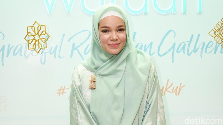 Merasa Penuh Dosa, Dewi Sandra Ingin Minta Maaf pada Mendiang Orang Tua Merasa Penuh Dosa, Dewi Sandra Ingin Minta Maaf pada Mendiang Orang Tua