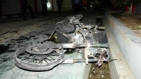 Mobil dan motor tersebut tinggal rangka. ANTARA FOTO/Irsan Mulyadi.
