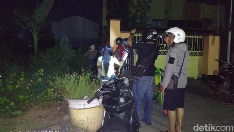 Rumah di Probolinggo yang Digunakan Praktik Prostitusi Digerebek Rumah di Probolinggo yang Digunakan Praktik Prostitusi Digerebek