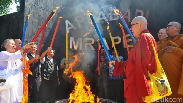 Buddhists begin taking dharma fires at Mrapen Eternal Flame, Grobogan, Central Java in a series of Tri Suci Waisak celebrations.