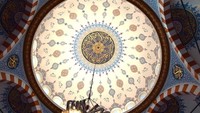 Dalam perjalanannya, Tokyo Camii sempat dirubuhkan pada tahun 1986 karena kerusakan struktural yang cukup parah dan dibangun kembali pada tahun 1998 dengan dipimpin oleh seorang arsitek berdarah Turki yaitu Muharrem Hilmi Senalp. Tak heran bangunan Tokyo Camii begitu kental dengan nuansa Ottoman Turki. Dok. matcha-jp.com.