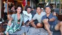Saat sedang tak di lintasan balap, Rio asyik menikmati liburan bersama temannya. Ini nih pose santainya menikmati minuman di klub. Foto: Instagram rharyantoracing
