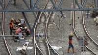 Perawatan dan perbaikan rel kereta api itu dilakukan guna meningkatkan keselamatan perjalanan kereta api menjelang peningkatan arus mudik lebaran 2019.