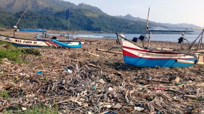 Pemandangan miris terlihat saat mengunjungi Pantai Loji Kawasan Geopark Ciletuh-Pelabuhanratu Sukabumi, Jabar. Sampah menumpuk dan mengotori kawasan itu.