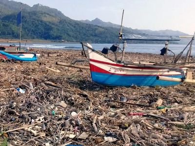 Duh Miris, Sampah Menumpuk Kotori Pantai Loji di Jawa Barat
